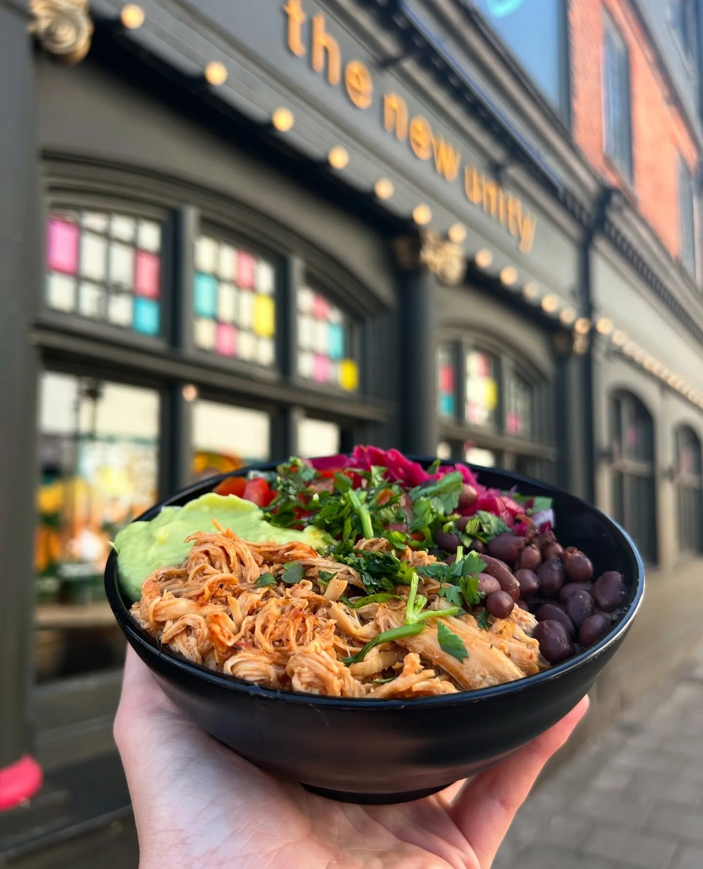 CHEEKY CHICKEN TINGA BURRITO BOWL 🌯
Chipotle & Cumin Braised Chicken & Onion Served with Rice, Black Beans, Crispy Slaw, Pico De Gallo and Guacamole!
#brighton #brightonandhove #brightonlife #brightonpubs