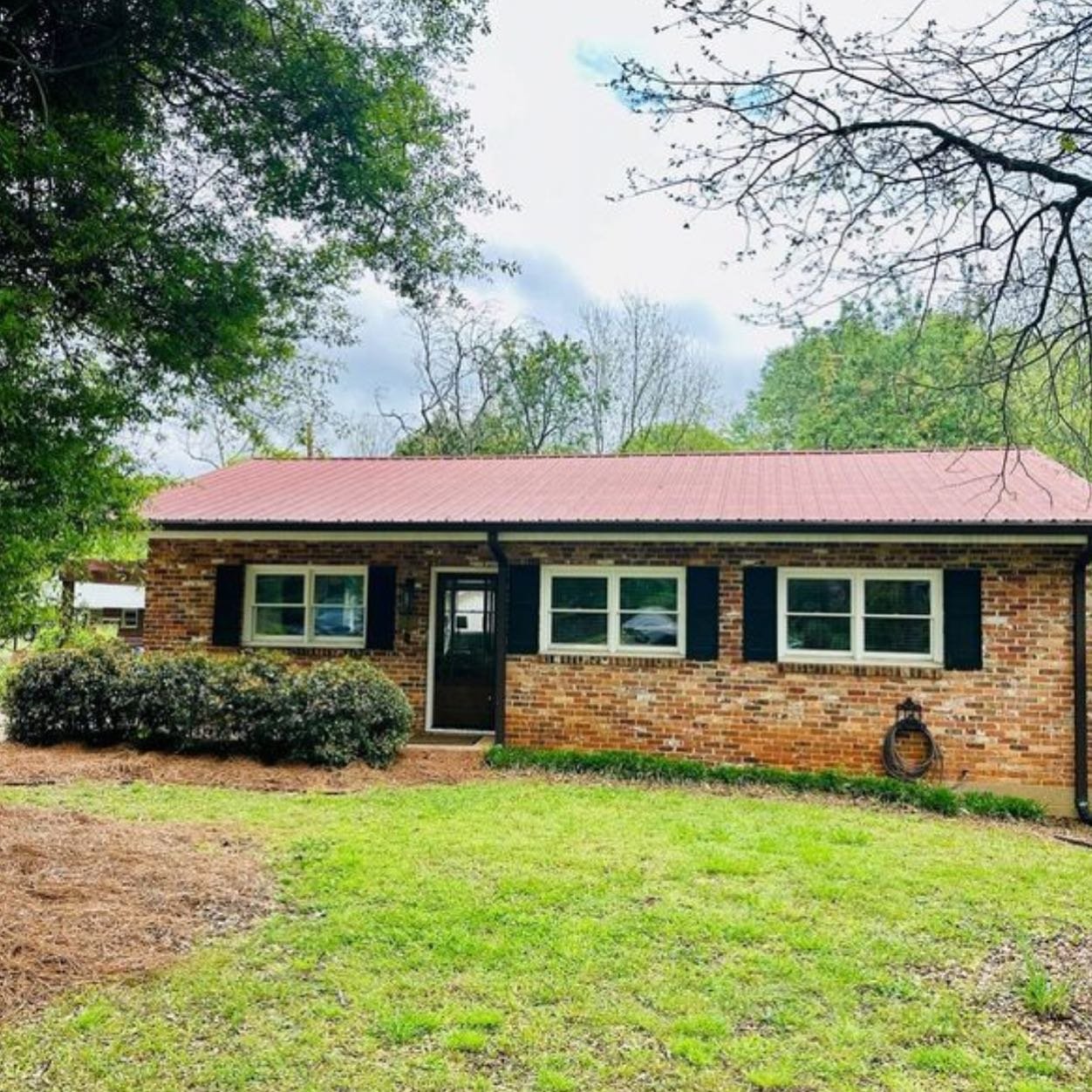 ‼️NEW LISTING‼️
350 Willow Run
Listed at: $414,000

This adorable Normaltown 3BR/1BA brick cottage is just four houses down from UGA&rsquo;s new med school campus! It has such a cute, open floor plan with beautiful oak floors and some of the coolest 