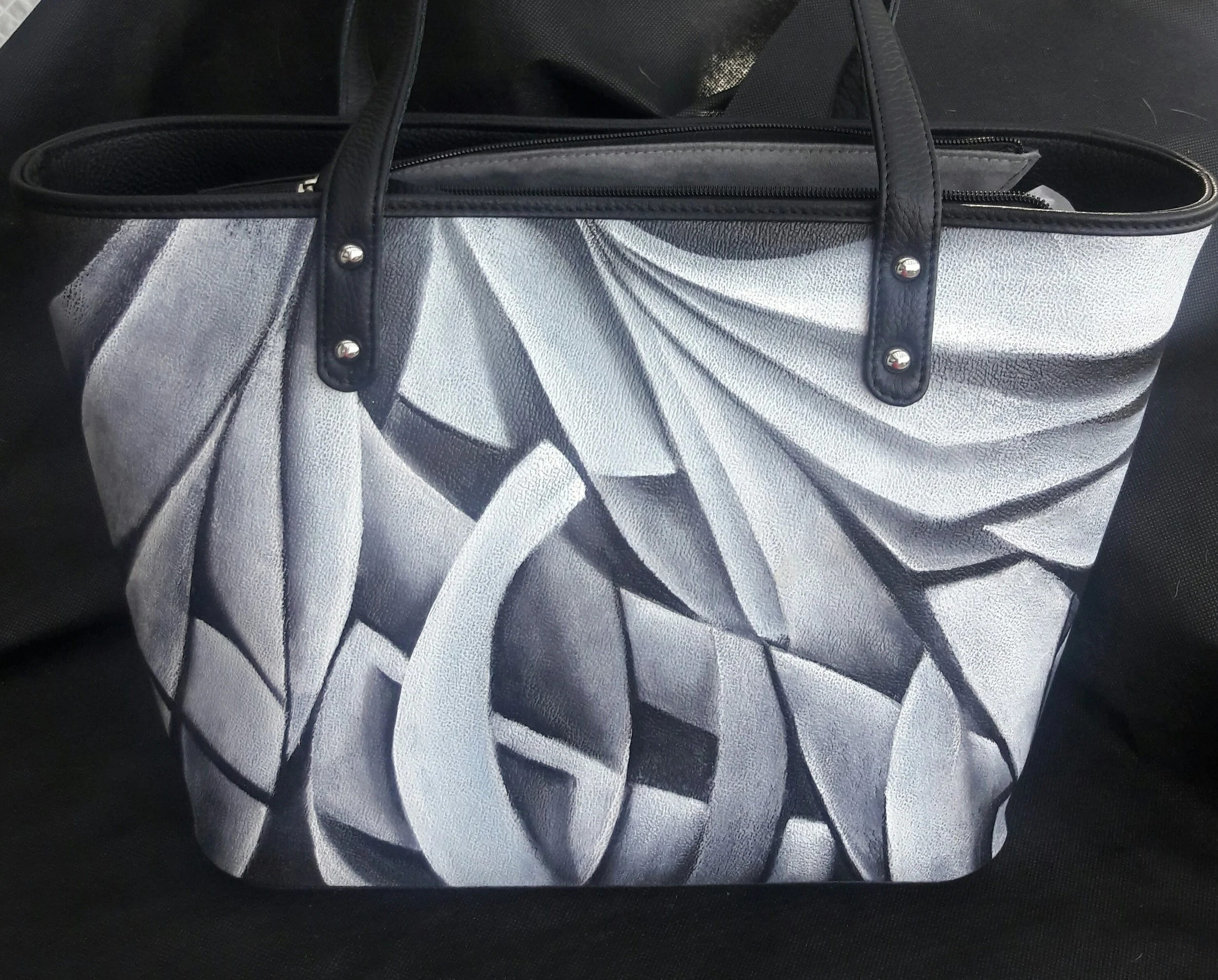 Bolso pintado a mano. Cada uno es pieza única.