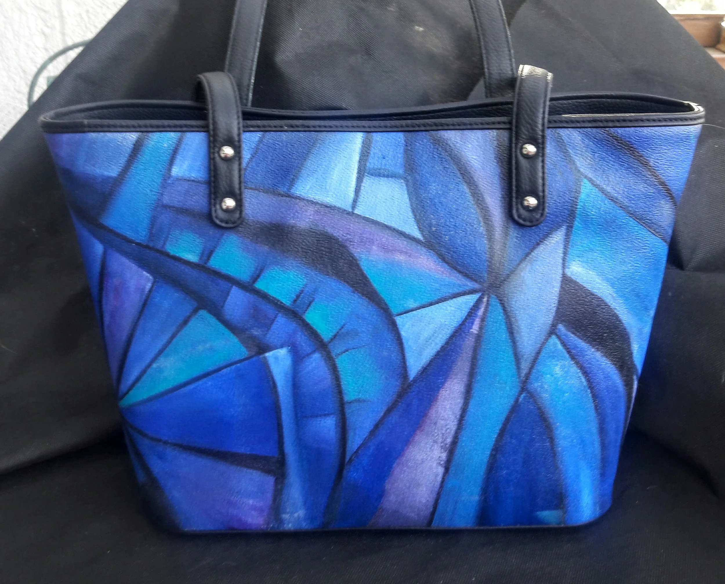 Bolso pintado a mano. Cada uno es pieza única.