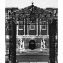 RIBA58050 British Medical Association, Tavistock Square, Bloomsbury, London: the Court of Honour seen from the World War I Memorial Gates with the World War II memorial in the background