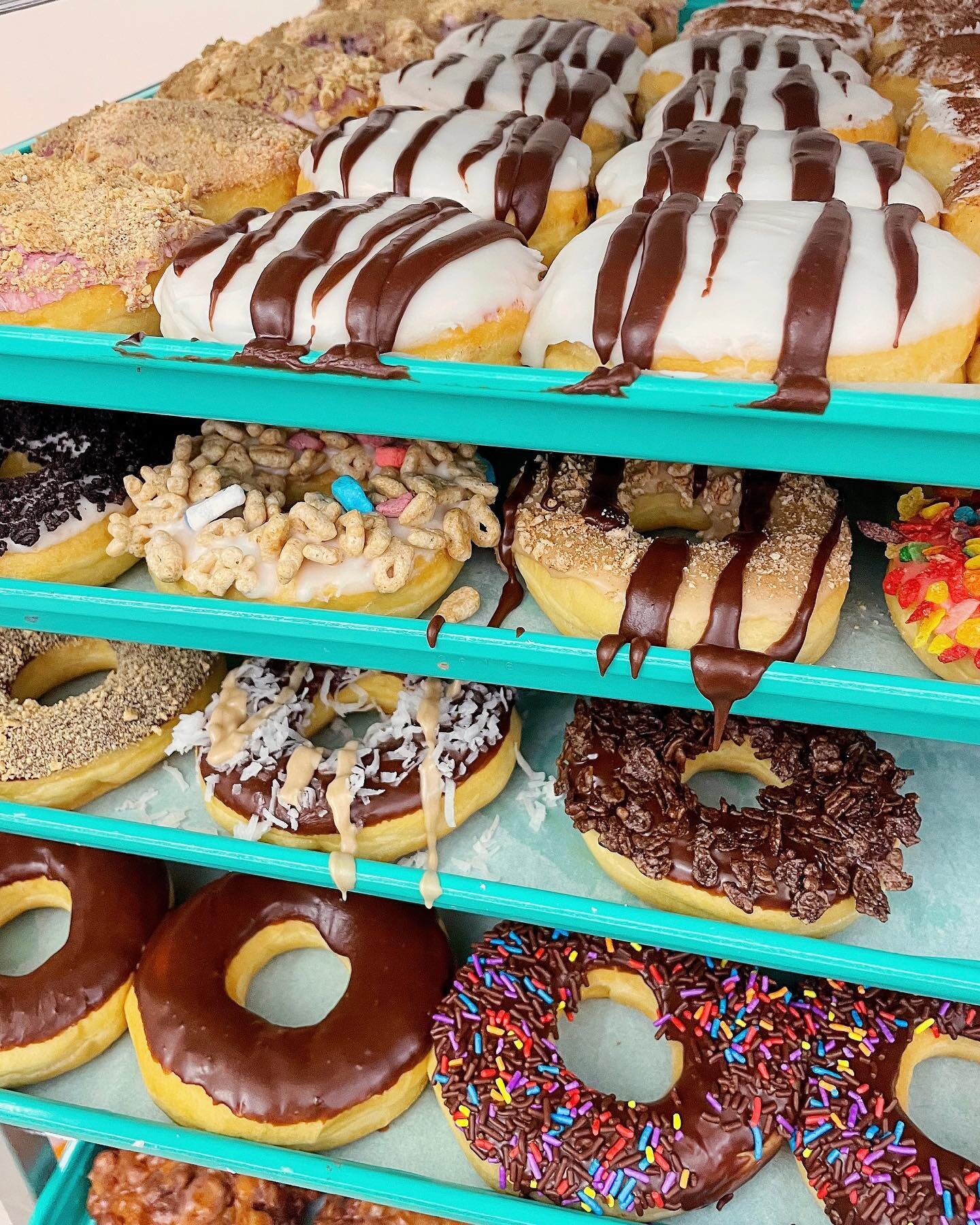 Happy Saturday! 

#hammerdonuts #freshdonuts #handmadedonuts #donuts #doughnuts #donutshop #donutandcoffee #fooddelivery #grubhub #cakedonuts #yeastdonuts #downtownlafayette #sprinkledonut #glazeddonuts #filleddonuts  #ドーナツ #甜甜圈 #도넛
