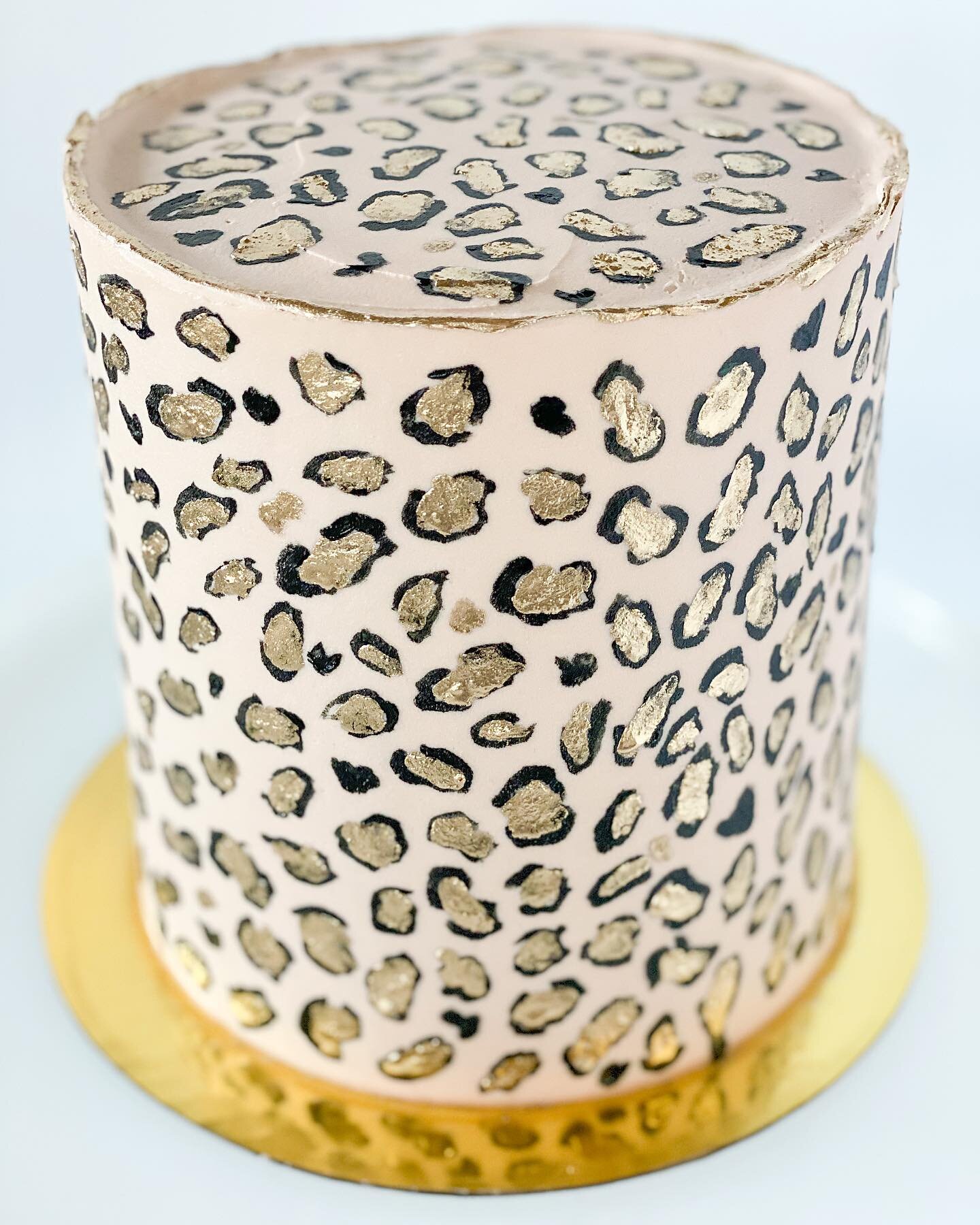 Hand painted cheetah cake 🤎✨
.
.
.
.
.
#cakesofinstagram #cakeart #cakeinspo #cakesdaily #cake #instacake #cakegoals  #dailyfoodfeed #cakestyle #caketrends #cakeoftheday #cakedecorating #buzzfeed #cakedesign #eeeeeats #cakegram #birthdaycake #cheeta
