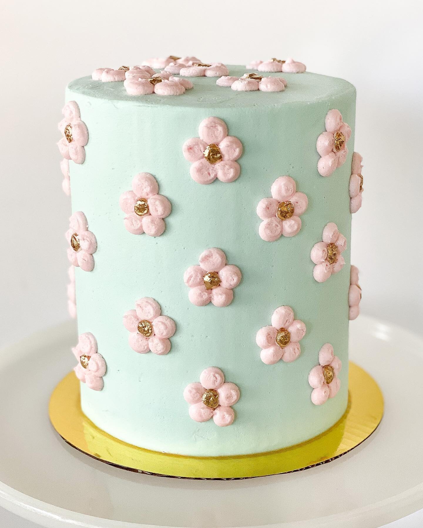 Sweet little daisy cake 🌼💕
.
.
.
.
.
#cakesofinstagram #cakeart #cakeinspo #cakesdaily #cake #instacake #cakegoals  #dailyfoodfeed #cakestyle #caketrends #cakeoftheday #cakedecorating #buzzfeed #cakedesign #eeeeeats #cakegram #birthdaycake #daisyca