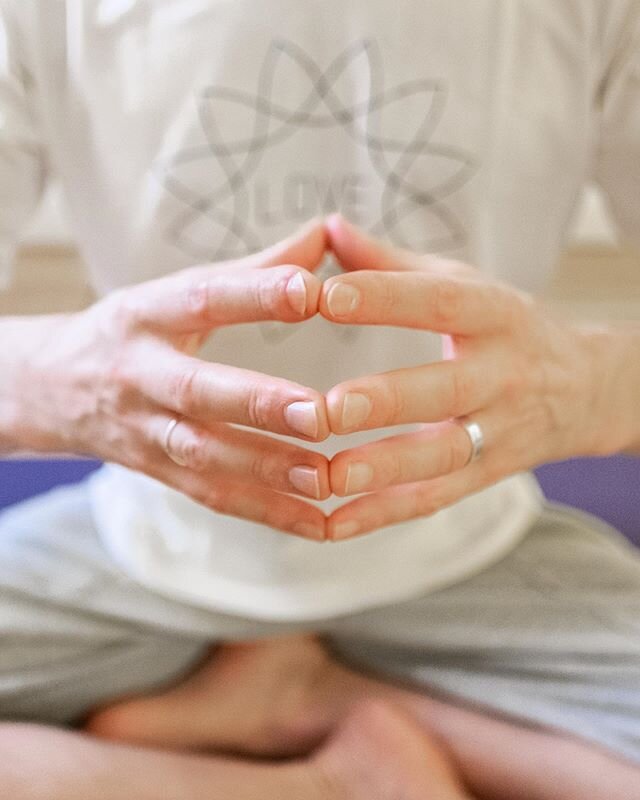 🙏MUDRA🙏Hakini mudra🙏

Embrace the all encompassing universe that we reside in.

Everything has a pulsation &amp; vibration. Take that energy and hold it within your hands.

Being all finger tips to touch, and press together.

Create and feel your 