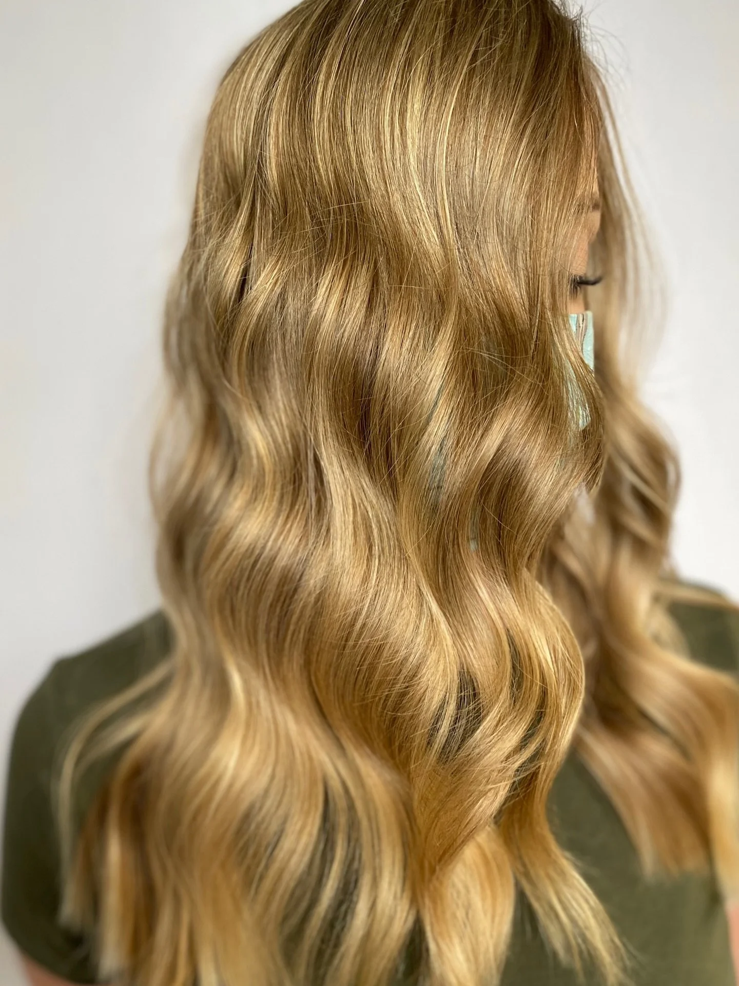 The top 3 reasons you shouldn&rsquo;t get lived in color:

Don&rsquo;t get lived in color if you want to be at the salon every 4-6 weeks for root touch ups

Or if you enjoy color styles from the 2000&rsquo;s

Or if you prefer unnatural blend between 