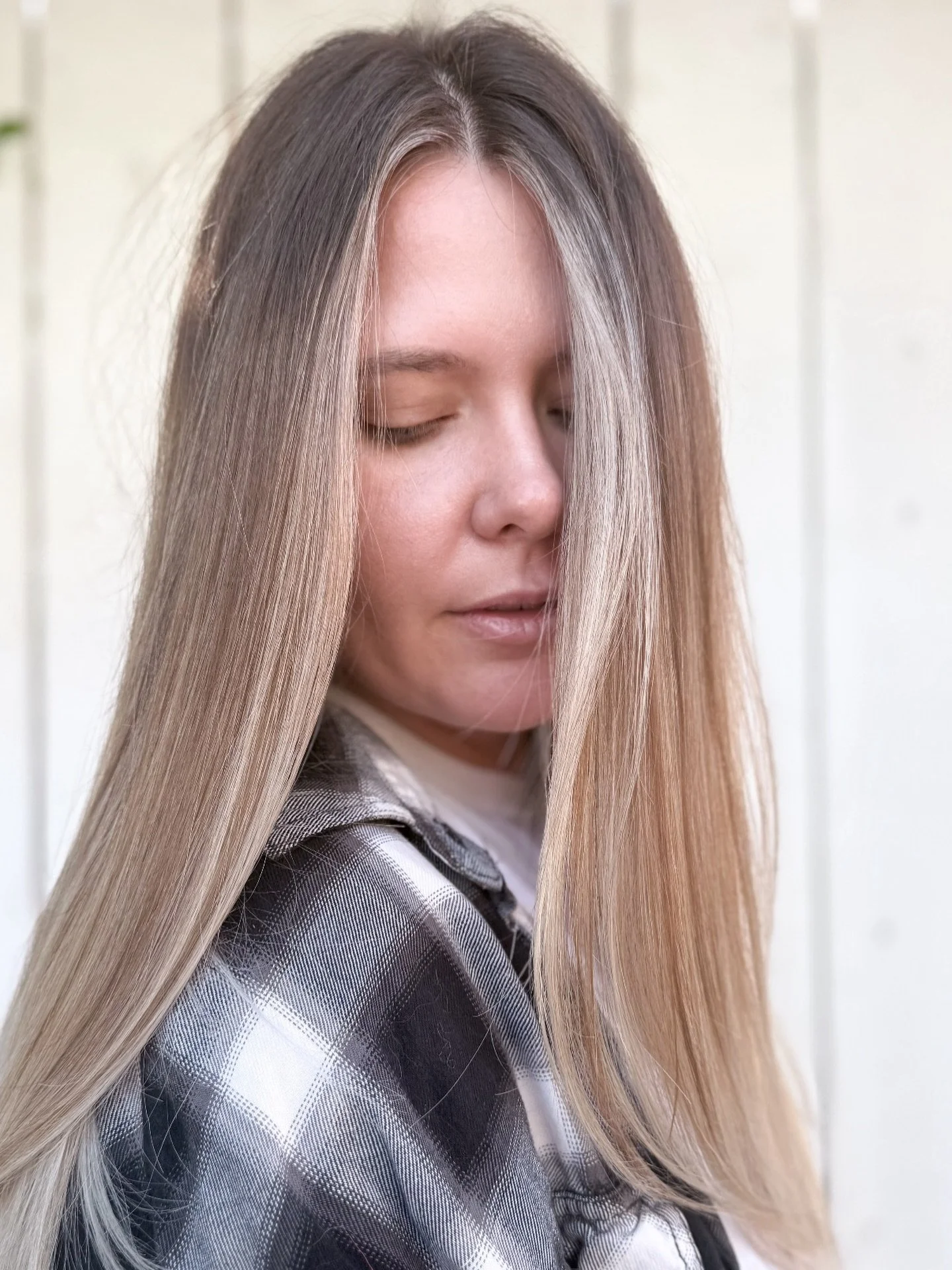 Easing her way back to something blonder this is what she asked for: 

✅Easy grow out
✅Halo of solid but blended blonde
✅Soft transition between her natural and the blonde

We have her all the things with my signature lived in color service! We&rsquo