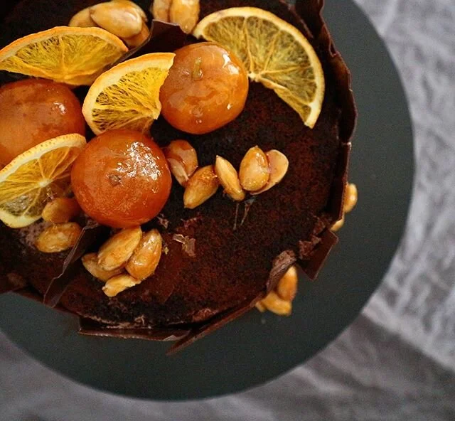 It was a fun week of birthday cakes being celebrated at home with loved ones! This beauty was all gluten and dairy free..aha yep!
⠀⠀⠀⠀⠀⠀⠀⠀⠀
CHOCOLATE ALMOND OLIVE OIL ORANGE CAKE!
⠀⠀⠀⠀⠀⠀⠀⠀⠀
Filled with luscious cocoa orange buttercream (dairy-free).
⠀⠀⠀⠀⠀⠀⠀⠀⠀
Topped with gl&aacute;ced clementines, dehydrated orange and toffee roasted almonds! 🍊🍫
⠀⠀⠀⠀⠀⠀⠀⠀⠀
What a delicious Birthday cake for the kindest woman @maya___t 💋💖
⠀⠀⠀⠀⠀⠀⠀⠀⠀
#Adixions #AdixionsLuxeChocolates #AdixionsCakes #bespokecakes #adixionscakedesigns #dessertisserved #adelaidecakes