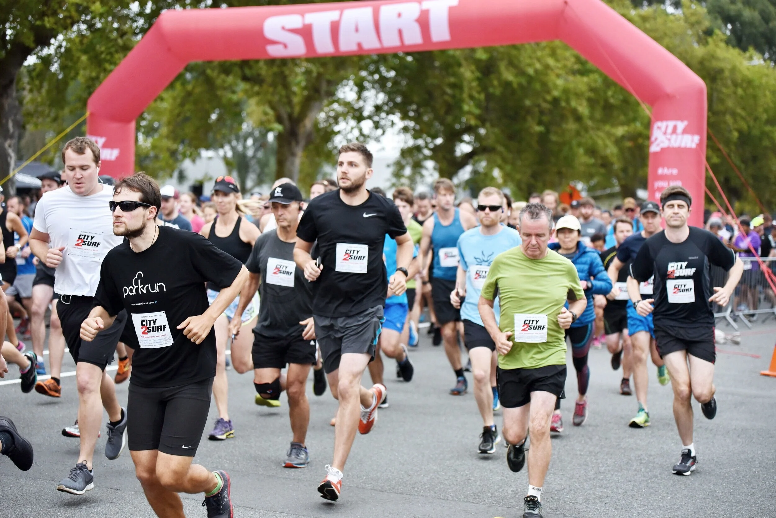city2surf-runners-red-start-arch.jpg