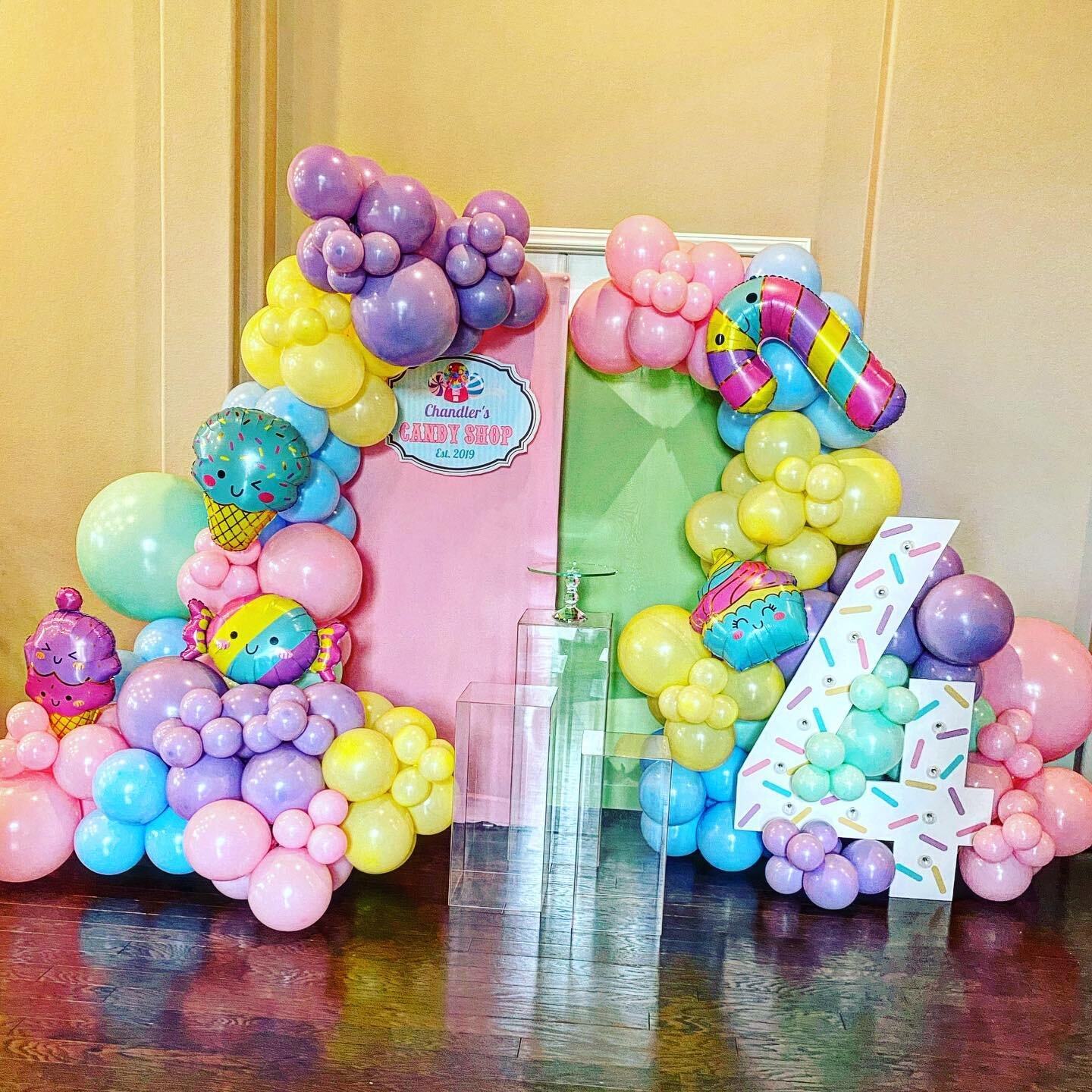 So sweet 🍭🩷🍩 to be 4️⃣ @houstonkidsparties 
.
.
.
.
houston kids birthday party planner balloons soft play childrens parties bouce house memorial spring cypress katy humble pearland the woodlands #Houston #HoustonKidd #HoustonKidsParty #HoustonKid