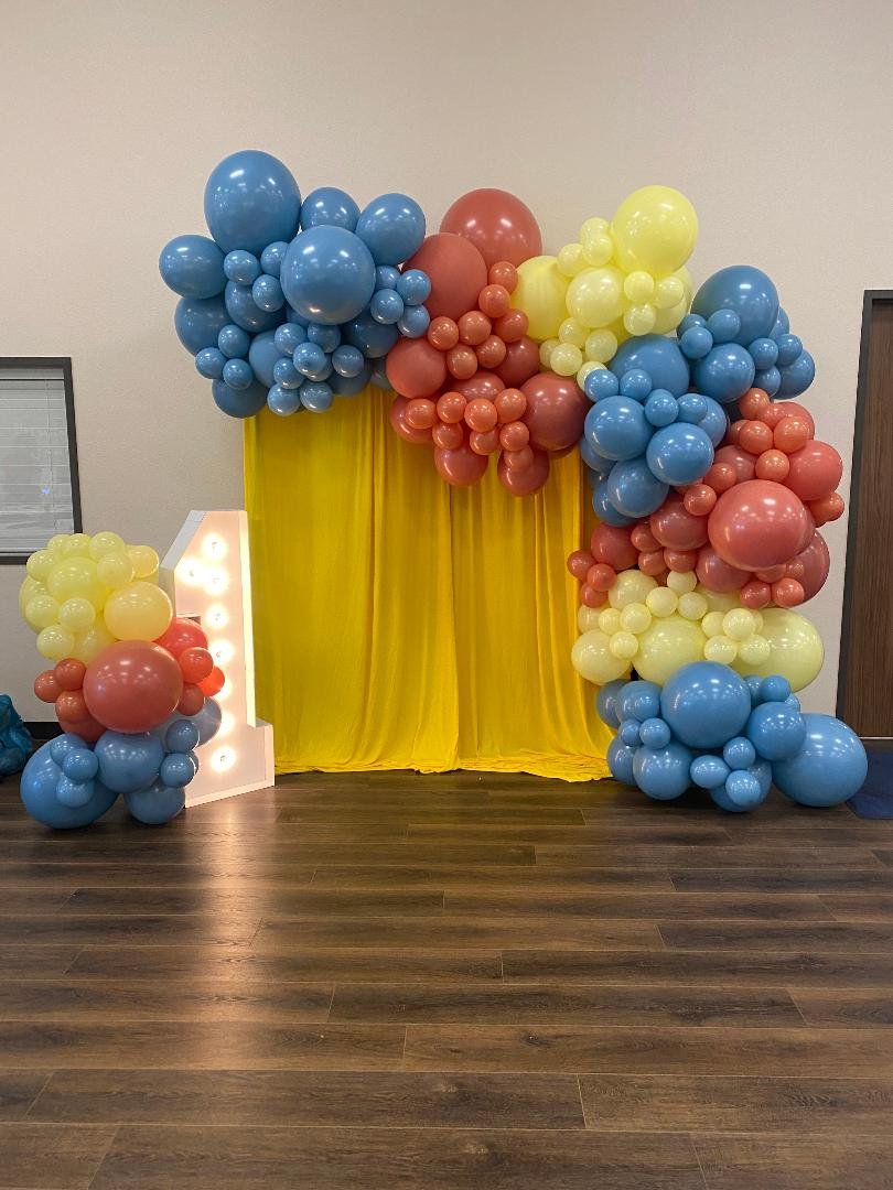 houston balloon garpland and backdrop.jpg