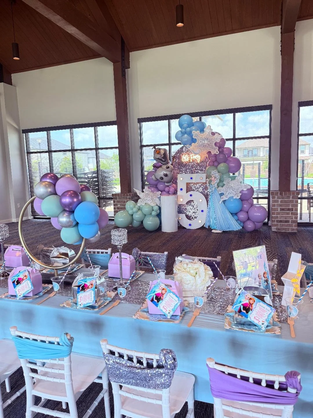 Houston kids birthday party venue ideas for children's party decor balloons and tables and chairs