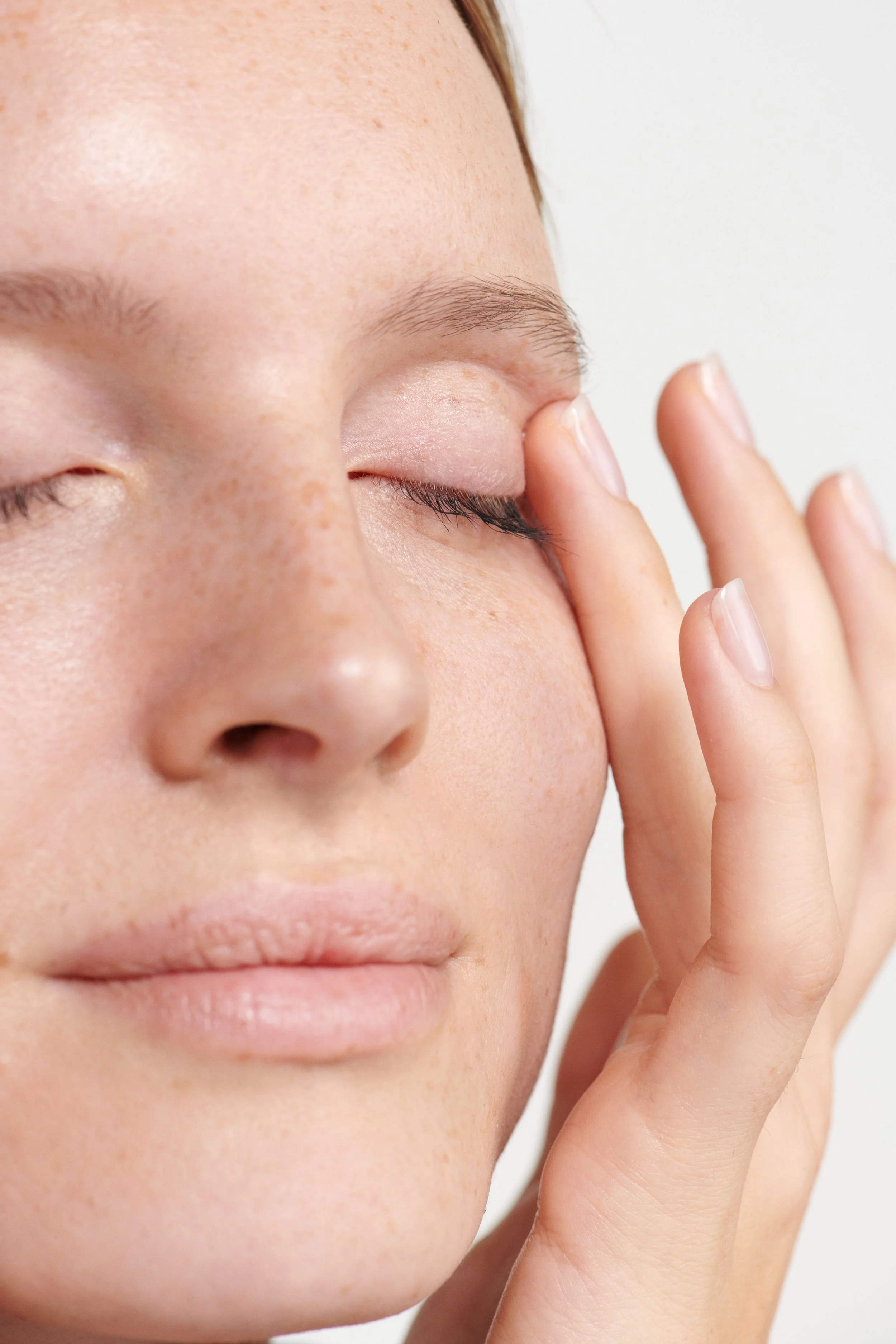 Eye Balm Application Face Model Female - 2562_dic_master.jpg