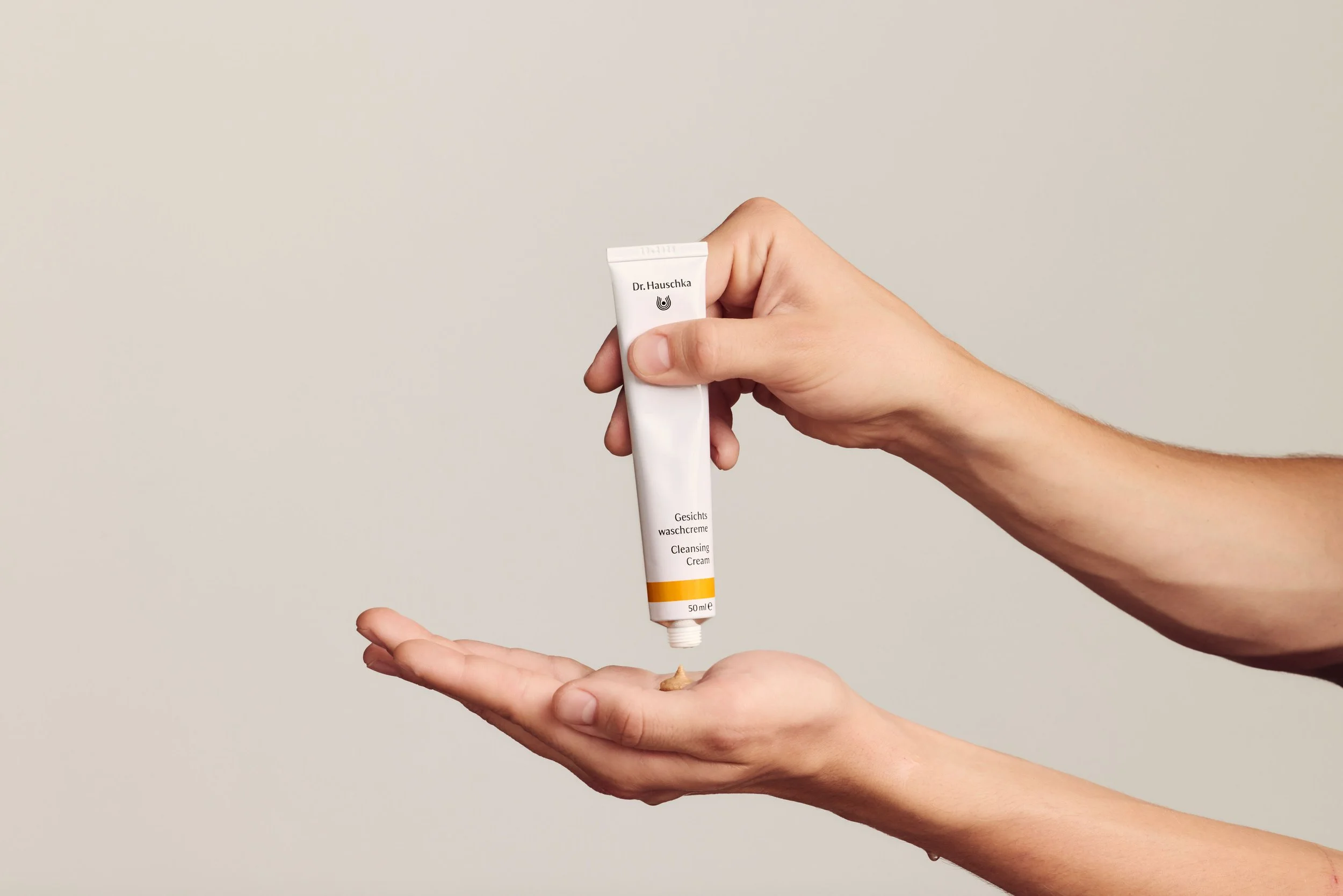 Cleansing Cream 50ml DE-GB Application Texture Hands Model Male - 4810_dic_master.jpg