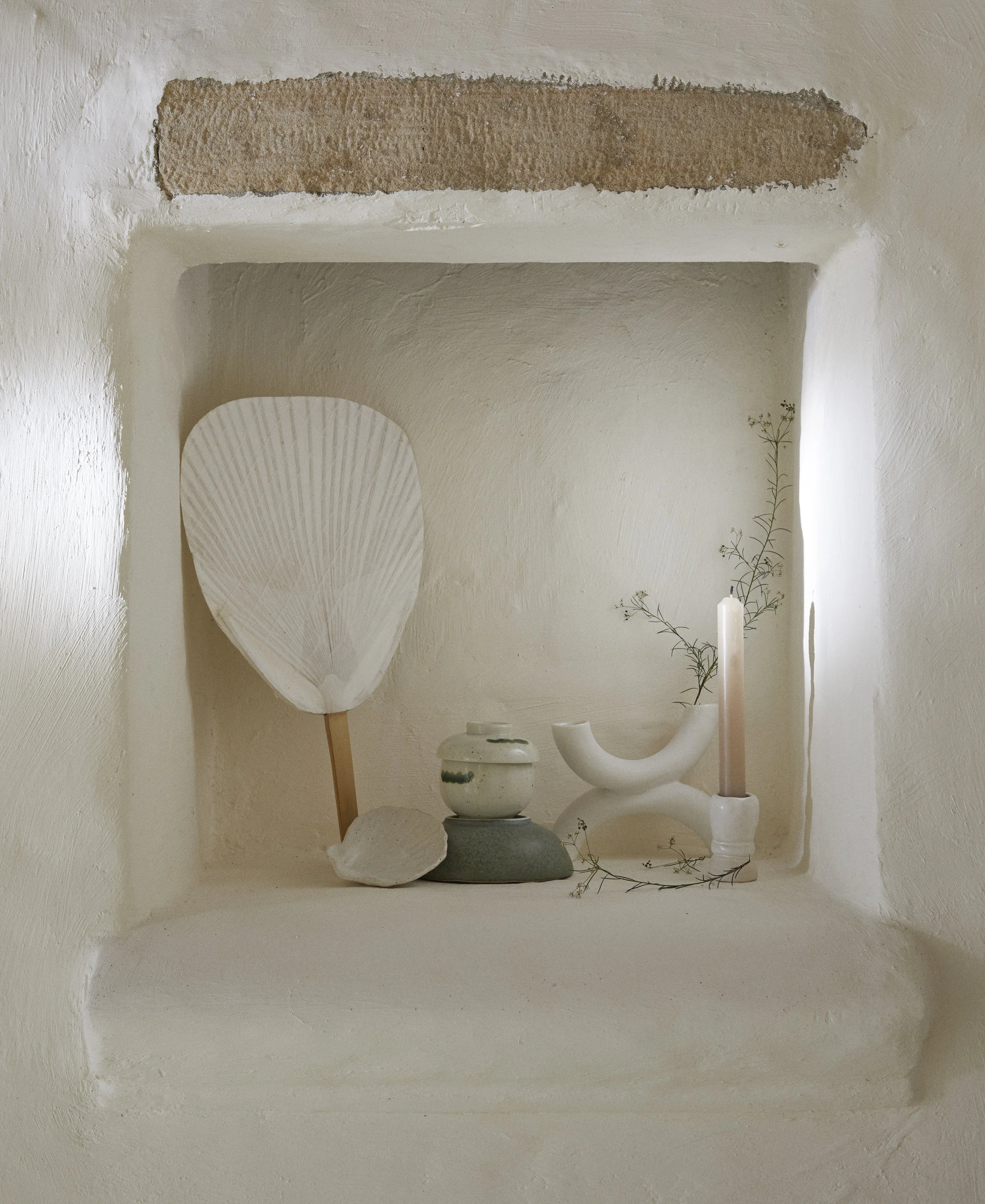 What a gorgeous alcove! Featuring a Splendid Wren Ceramics x Vela de Cera Candlestick on the right.