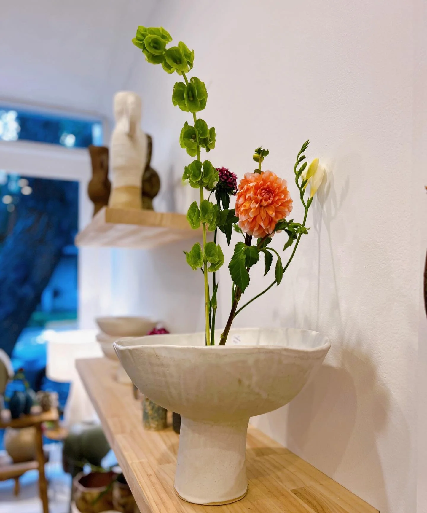 Scenes from the DEA Store x Claypool Exhibition at DEA (East) 684 Bourke Street Redfern. It’s on until April 11, pop in, it’s lovely!
Catherine 💛💛💛
#ceramicvase #handmadevase
#ceramicvessel #flowervase
#beautifulgift #handmadehome
#h