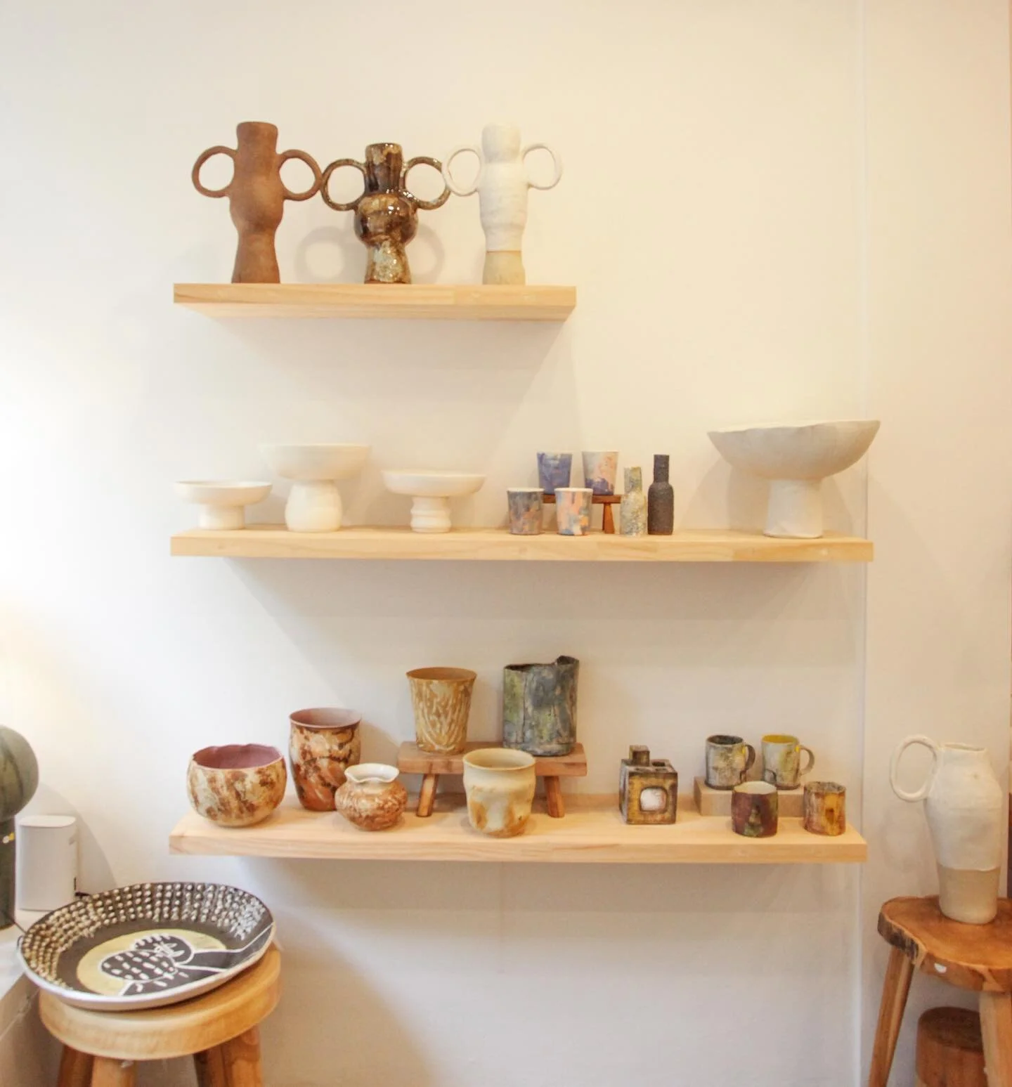 A shelf scene from the DEA Store x Claypool Exhibition at DEA (East) 684 Bourke Street Redfern. It’s on until April 11, pop in, it’s lovely!
Catherine 💛💛💛
📷 @claybylb 🙏🏻
#ceramicvase #handmadevase
#ceramicvessel #flowervase
#beau