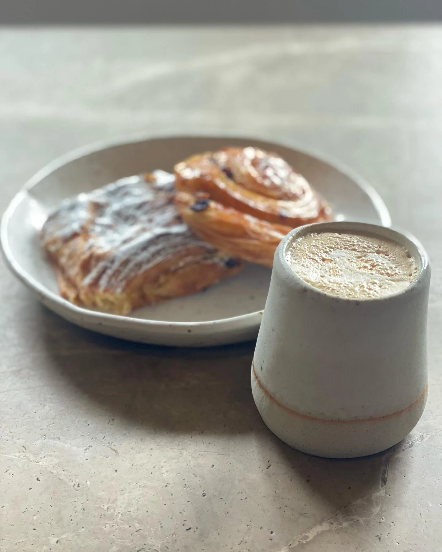 Good morning! It’s 💯 true that brunch served up on handmade ceramics tastes better. 
Happy Sunday! 📷 @mypbj 🙏🏻
Catherine 💛💛💛