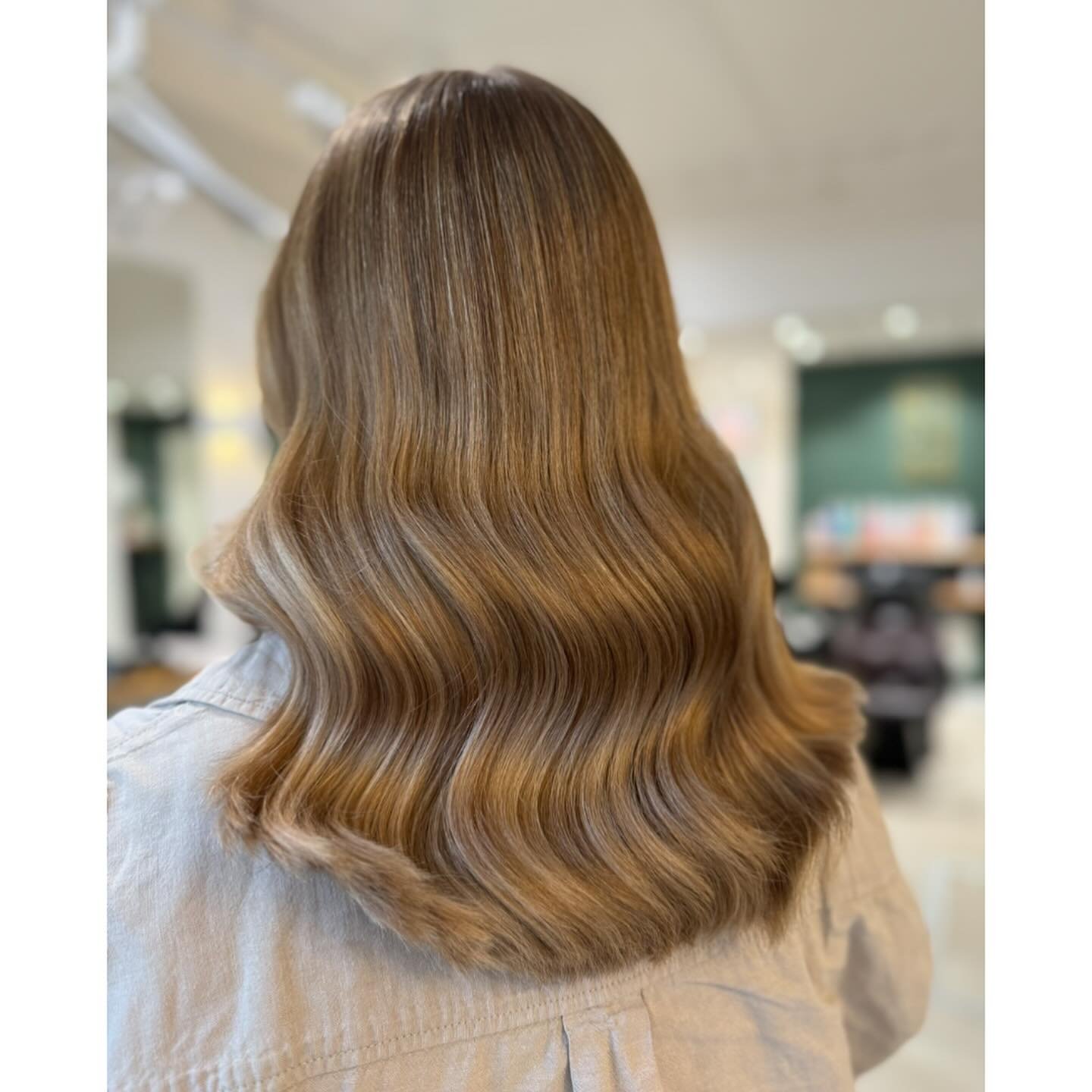 F&aring; det perfekte efter&aring;rslook med -20% p&aring; balayage/reflekser + klip og en gratis kur behandling hos Maria! 😍 Fork&aelig;l dig selv og book din tid i dag! 

Tilbuddet g&aelig;lder i oktober &amp; november🥳

#balayage #fris&oslash;rf