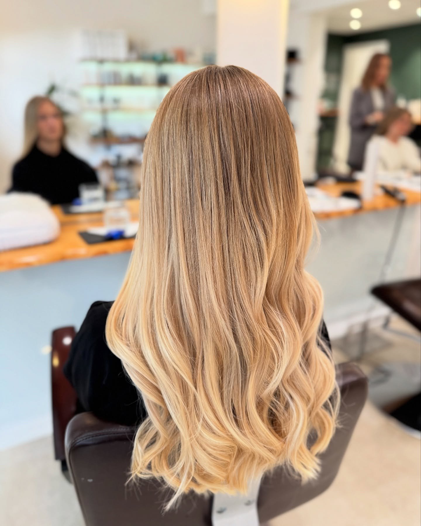 Balayage-look
Se den vilde forskel! 😍
Her har vi skabt et lyst og levende balayage-look med bl&oslash;de overgange og masser af glans &ndash; perfekt til at fremh&aelig;ve h&aring;rets naturlige spil og give et frisk sommerl&oslash;ft 🌞💛
#fris&osl