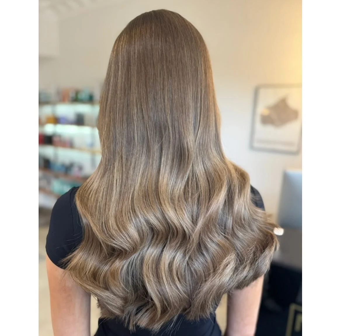 Natulig flot summer h&aring;r😍🙌🏼

Balayage er ikke bare en trend- det er en teknik, der kr&aelig;ver &oslash;je for detaljer, og et personligt touch.

Skal du v&aelig;re med p&aring; moden?🤷🏻&zwj;♀️

#balayage #hairart #hairinspo #niveaufris&osl