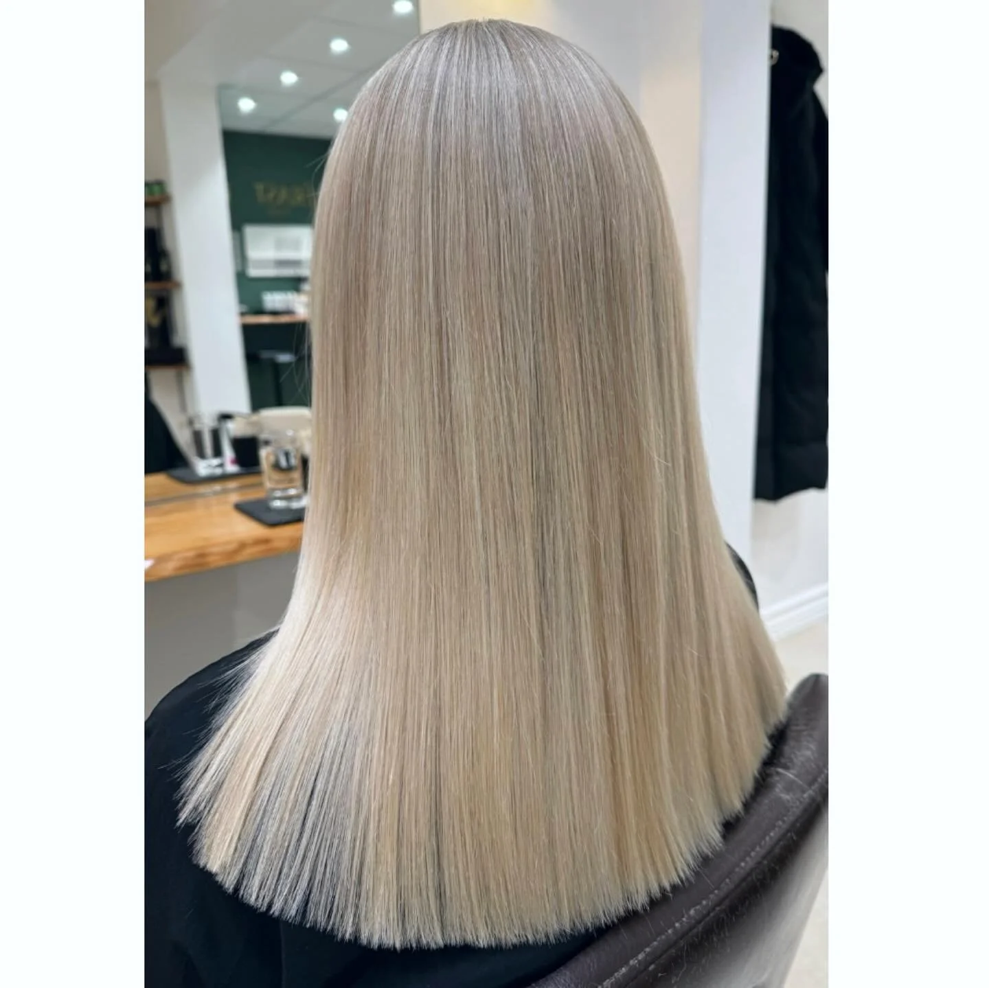 S&aring; skulle h&aring;ret g&oslash;res juleklar🥳
Farvel udgroning - Hej smukt, lyst h&aring;r!❄️🥺

Skal du g&oslash;res juleklar? S&aring; husk at book en tid, s&aring; du kan f&aring; l&aelig;kkert h&aring;r inden jul🎄

#niveaufrisor #niveaufri