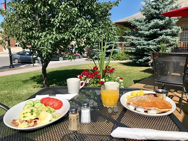 Enjoy 1st Class food with our breakfast-all-day and weekend brunch in the Dining Car.  This is your new favourite breakfast spot! Dine-in or relax on the platform patio. Reservations recommended.
