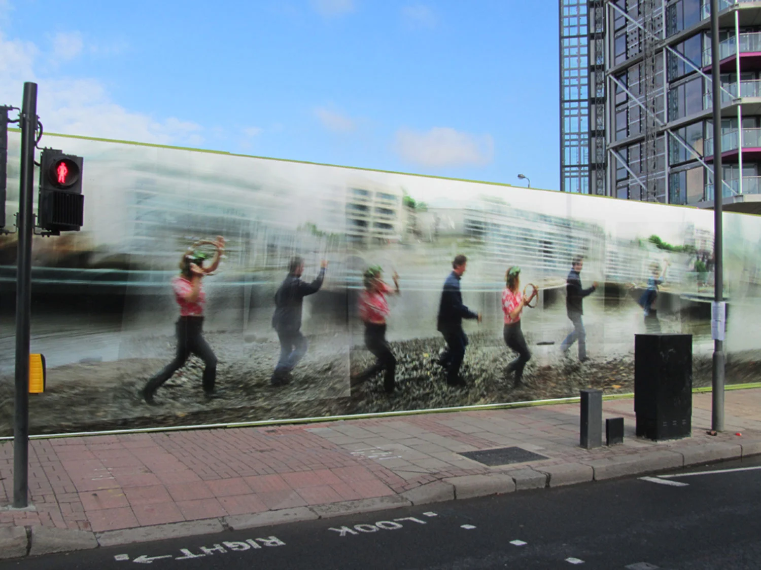  Tim Davies,  Figures on the Foreshore , Kirtling Street, Nine Elms, 2015 