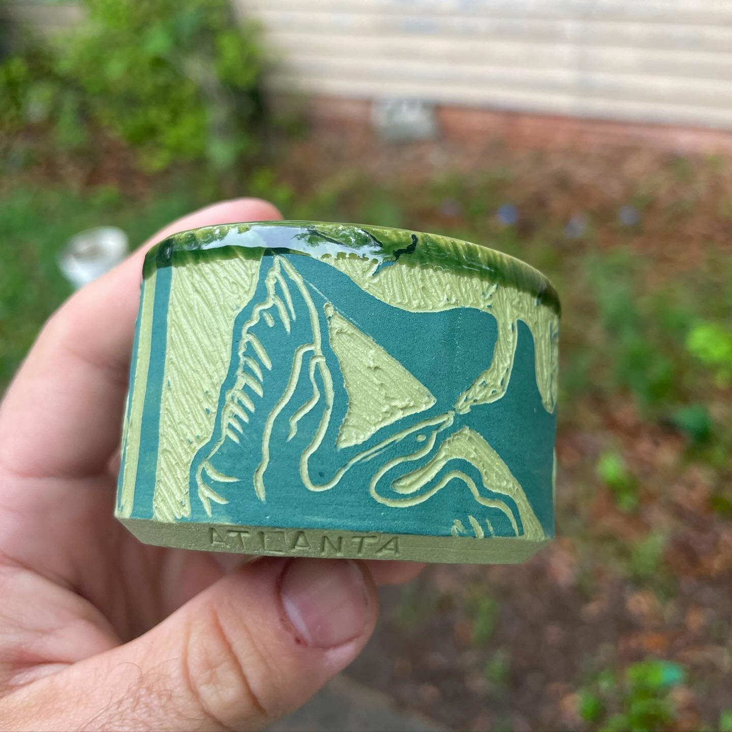 My favorite moment from this kiln is a piece featuring an image from Hilma af Klints&rsquo;s Group ix. I love the finer lines in the relief on this piece and how saturated that green glaze is!
 

#ceramic #pottery #atlantaartist #stoneware #scraffito