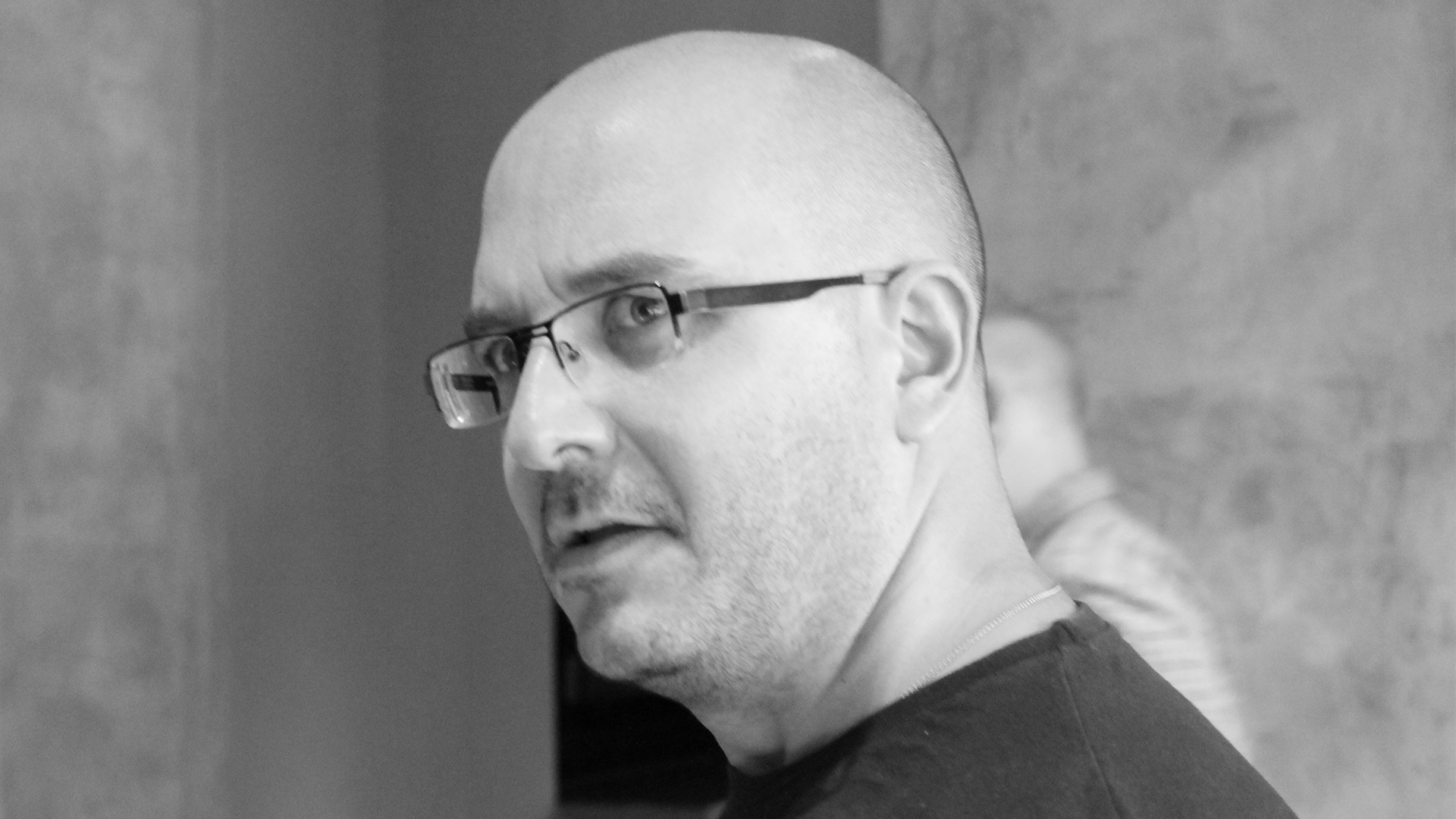 Javier Gil - Dirección de Producción Javier tiene una amplia experiencia en producción audiovisual. Forjado en la "escuela " Mediaset, hace tiempo que se desvinculó para dedicarse por su cuenta a la dirección de producción. Es siempre el último en ponerse nervioso. Cuestión de recursos.