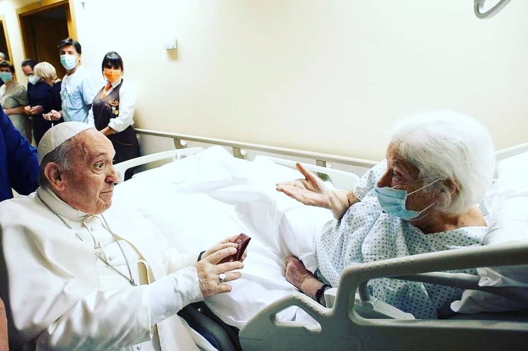 Pope Francis greeting patients, nurses and doctors in hospital today.

#catholic #jesus #christian #faith #church #pope #francis #popefrancis