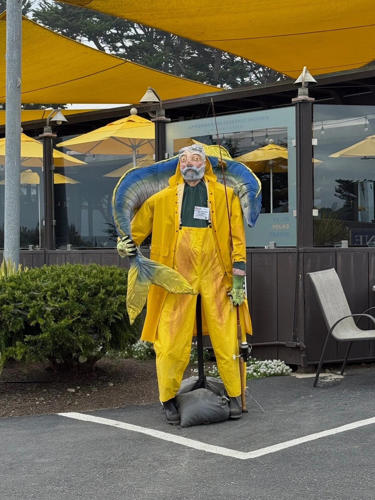 Scarecrows have taken over Cambria &amp; we&rsquo;re here for it! ✨🎃 

Join us at Moonstone Beach Bar x Grill this October during the Cambria Scarecrow Festival (Oct 1&ndash;31) for oceanfront views, seasonal bites, and a front-row seat to hundreds 
