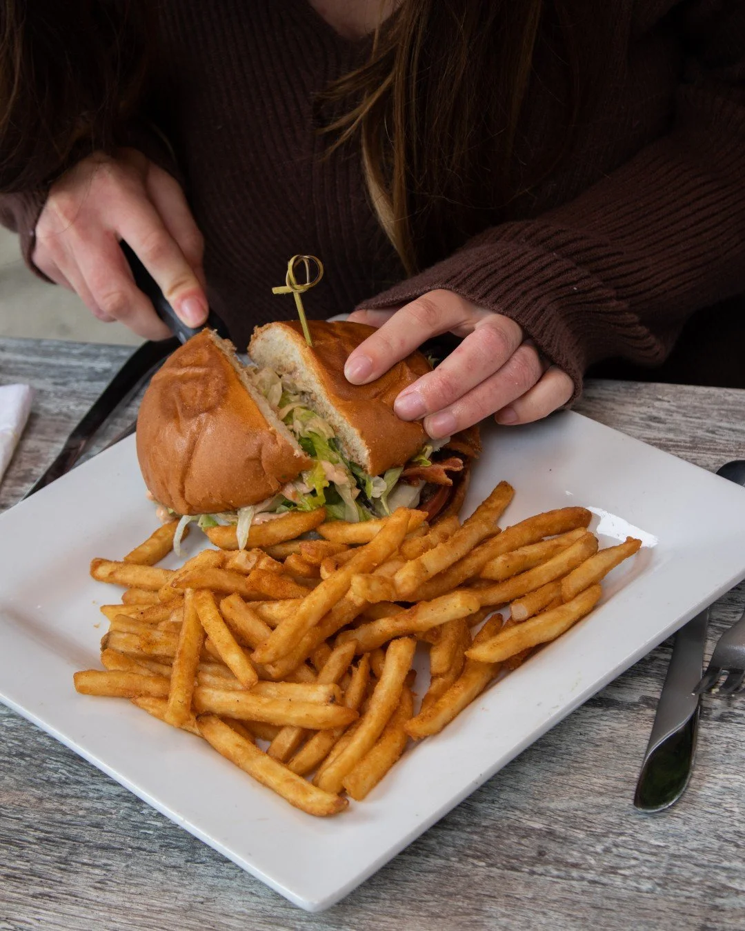 Burger lovers, unite! 🍔✨

At Moonstone Beach Bar x Grill, it&rsquo;s all about the beef, the cheese, and that perfect Brioche bun 😋 

🧀 Cheeseburger &ndash; $18.25
USDA Choice Angus, American cheese, lettuce, tomato, onions, pickles &amp; our swee