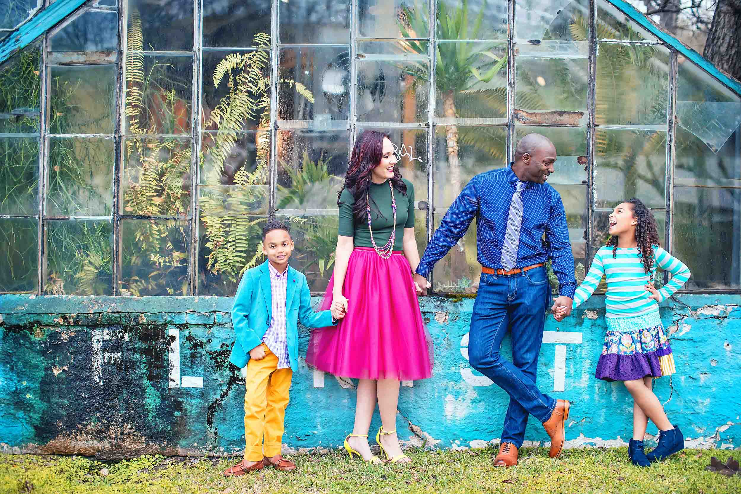  Family dressed in trendy and colorful clothes for family portraits. 