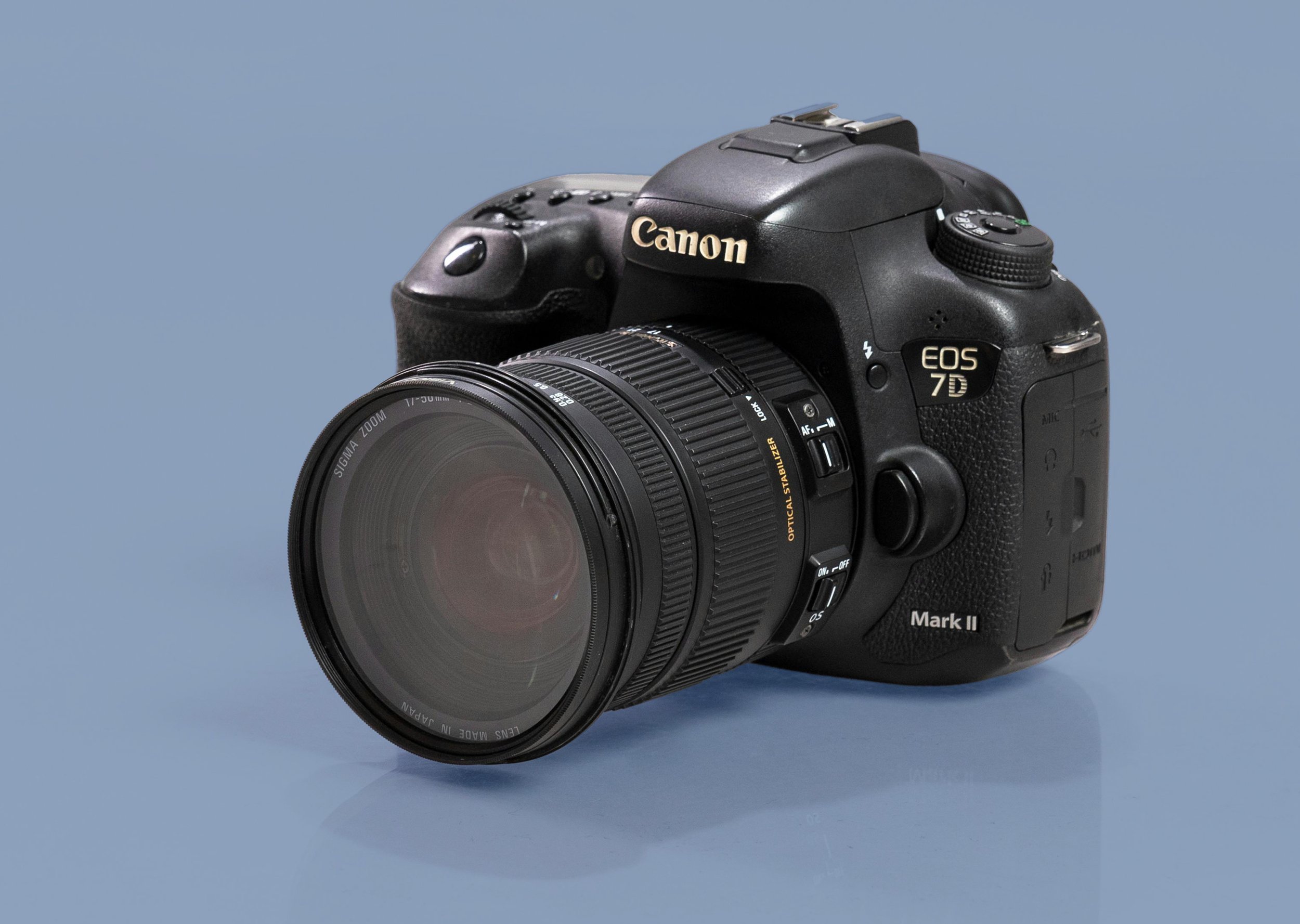 dslr camera on bluebackground.jpg