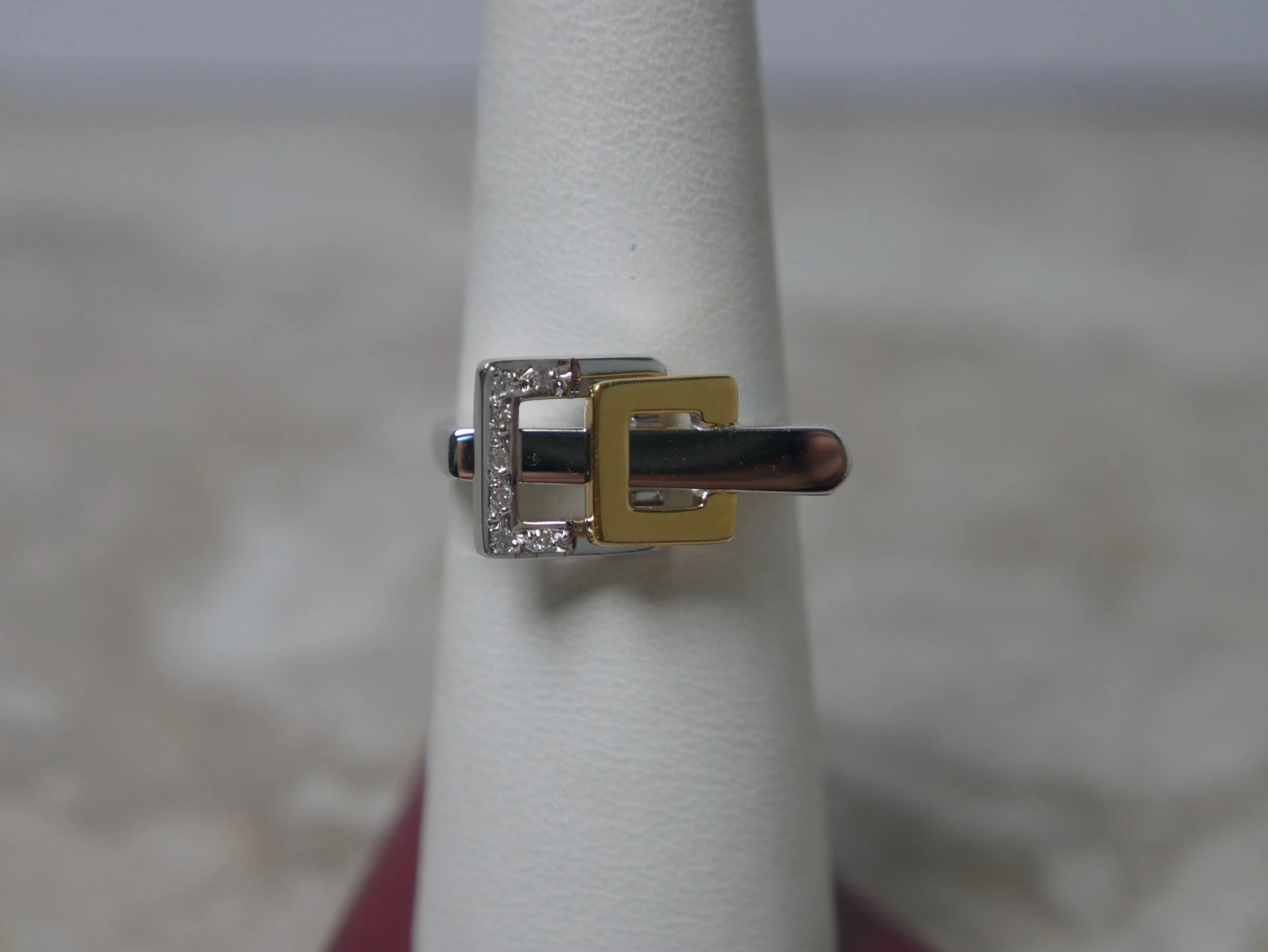 !8k Two-Tone Buckle Fashion Ring