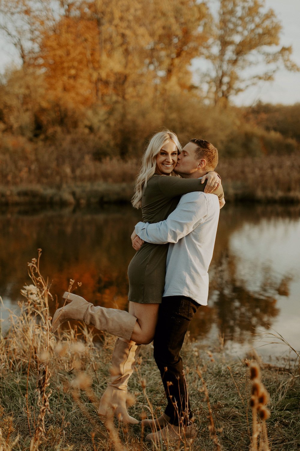 Fall engagement photo outfits.