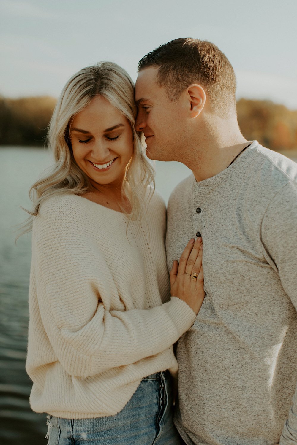 Fall engagement photos in Illinois by Nikki Kate Photography.
