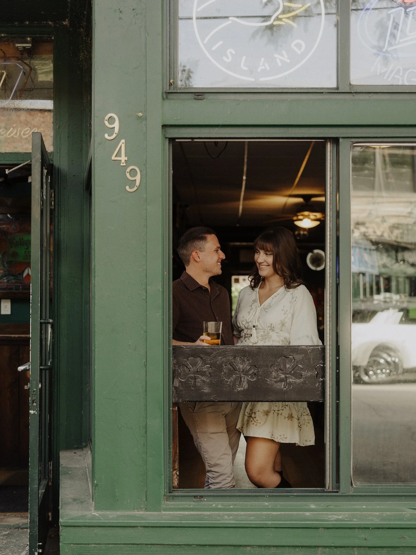 back to where it all began ☘️ Kelly&rsquo;s Pub in Lincoln Park is a special spot and part of Matt + Julia&rsquo;s story together 🤍 it was so special taking their engagement photos here, walking down memory lane, and getting excited for their weddin