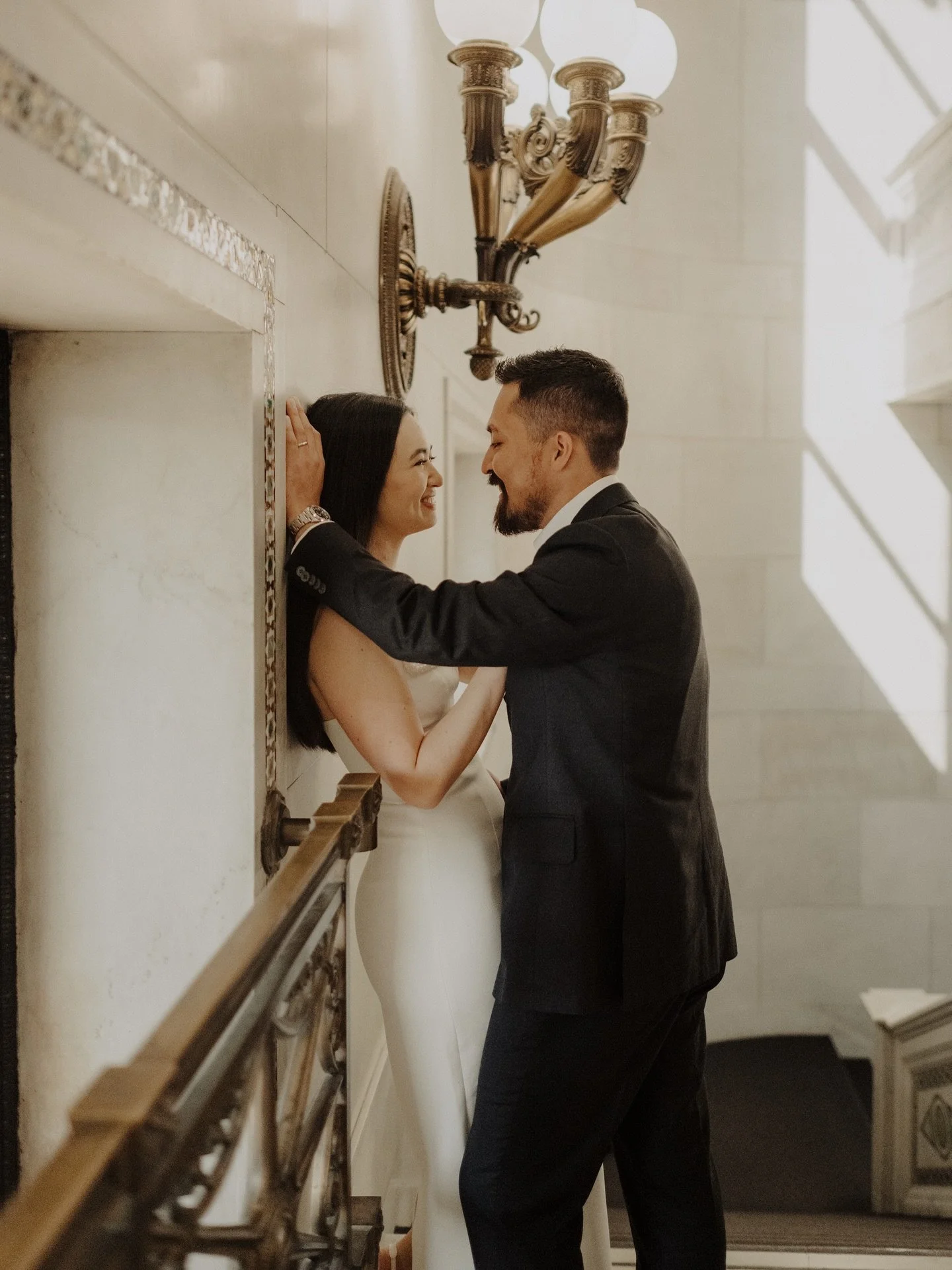 portraits to remember Caitlin + Guillermo&rsquo;s courthouse nuptials in Chicago before jetting off to Portugal for their big celebration ✨

//photographed by Kristina #nikkikateassociateteam