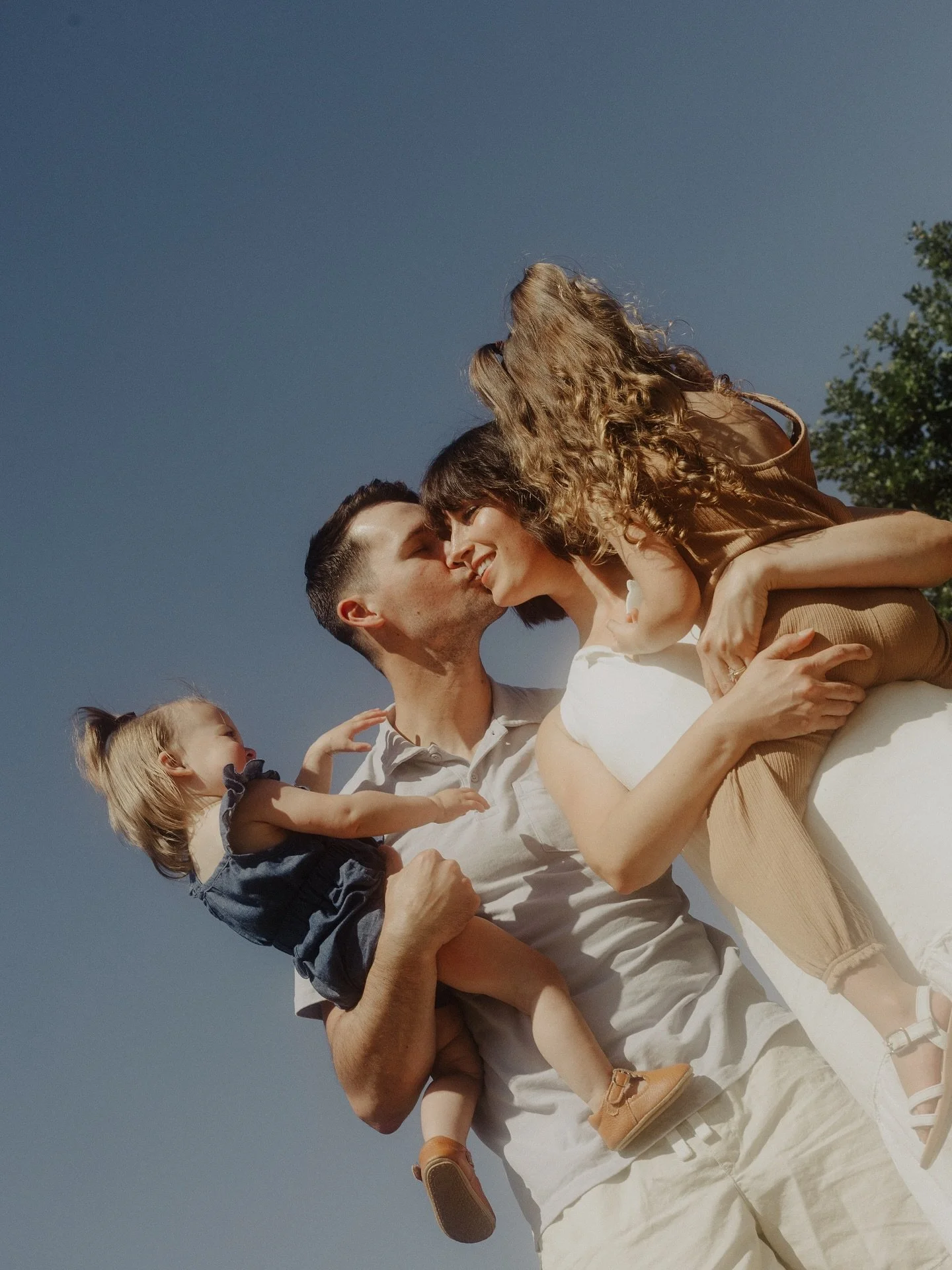 I photographed Hilary and Evan&rsquo;s wedding, and now here we are - two beautiful girls later, running around in the woods, capturing the chaos and connection that makes up their everyday. ✨

Time moves so fast, but this is what I love most about b
