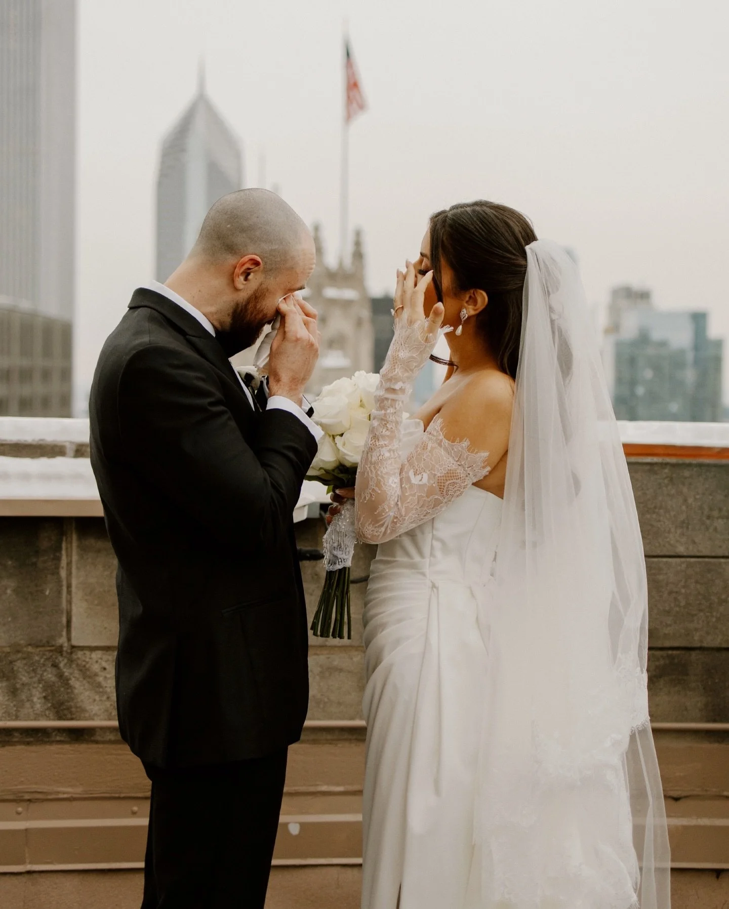 Pamela + Keaton&rsquo;s sweet, rooftop first look had us all dabbing those happy tears away 🥹🤍 a quiet moment for just the two of them before they officially became the Fords

//photographed by Haley + Kristina ✨ #nikkikateassociateteam 

Venue @in