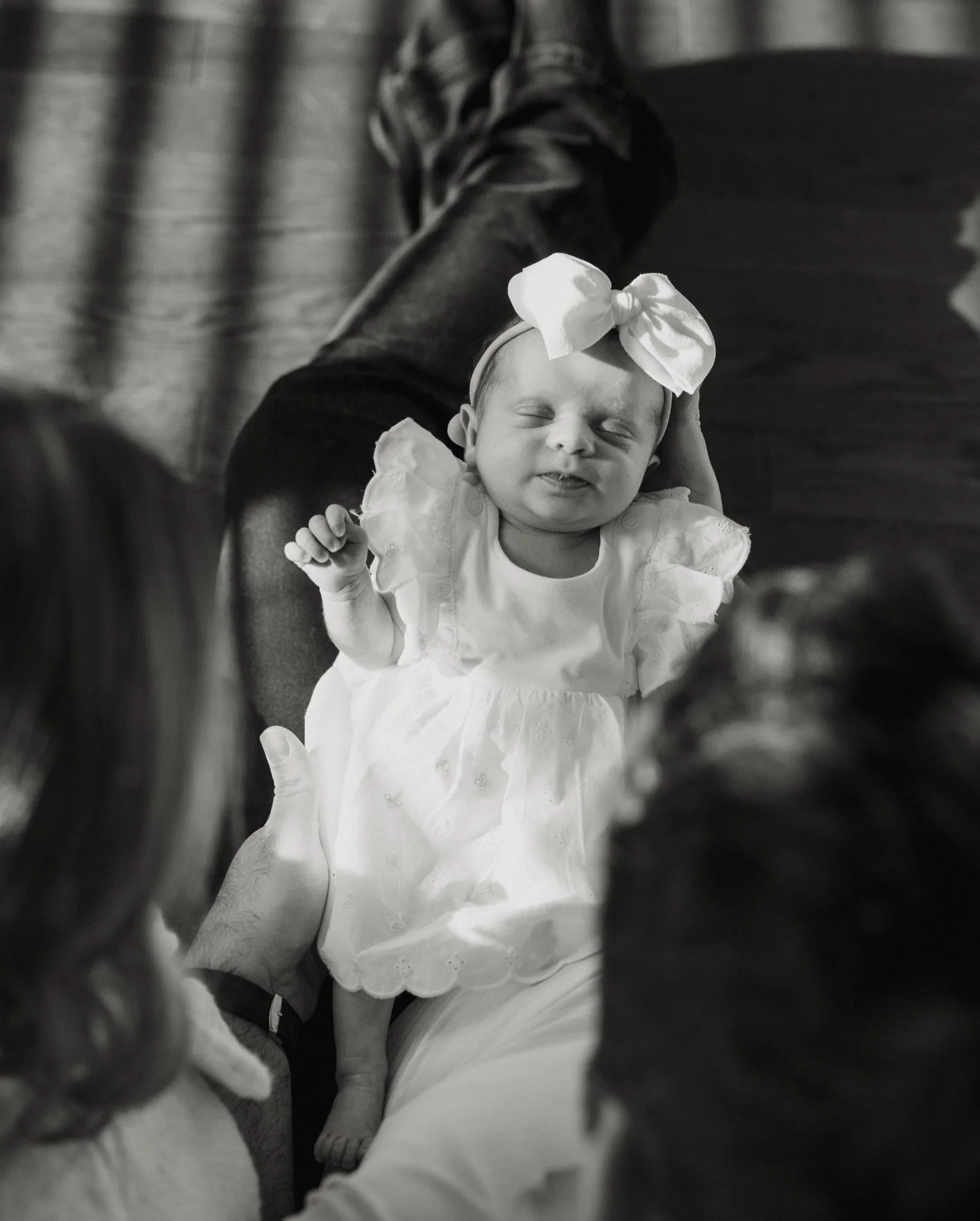 the most darling at home session for sweet, little Penelope 💕 her mom and dad are just in awe of her (how could you not be?! 🥰) and it was an honor to photograph 🥹