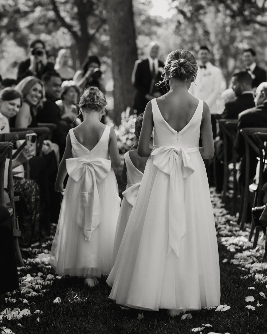 A beautiful outdoor ceremony at @parkridgecc &mdash; the perfect coordination by @kalilaharris and stunning greenery and white florals by @thistleandplume made for such an ethereal atmosphere to celebrate Kristen and Josh 🌿🕊️

Photographer @nikkika