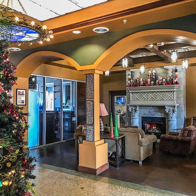 🌲 It&rsquo;s beginning to look a lot like Christmas at Campbell. #StayAtCampbell
.
.
.
.
#tulsa #oklahoma #motherroad #route66 #hotel  #luxuryhotel #luxury #style #icon #venue #travel #vacation #tulsaoklahoma #instatravel #roadtrip #tulsaphotographe