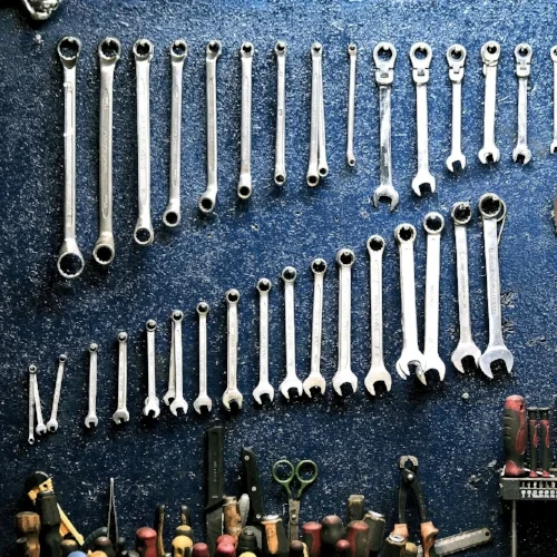 garage-hanging-mechanic-162553.jpg