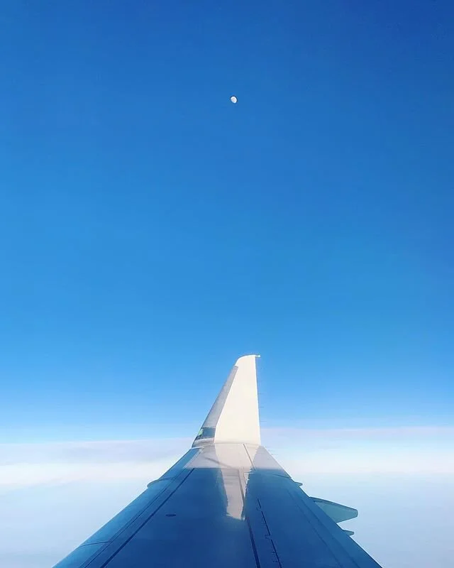 Oh hello tiny moon!🌝 January did me dirtyyy friends (looking at you east coast flight delays) but through all the sickness and snow, window views like these made it okay.