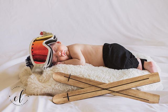 Sweet, little Ethan 😍🎿⛷&bull;
&bull;
&bull;
#newbornboy #cambrylainphotography #newbornbaby #pdxnewbornphotographer