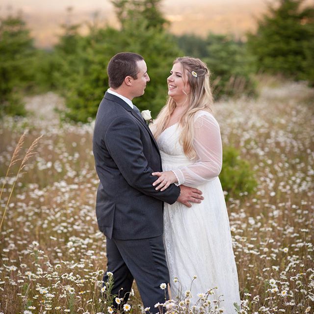 Can&rsquo;t stop gushing over this beautiful field of wildflowers with this gorgeous couple 💕