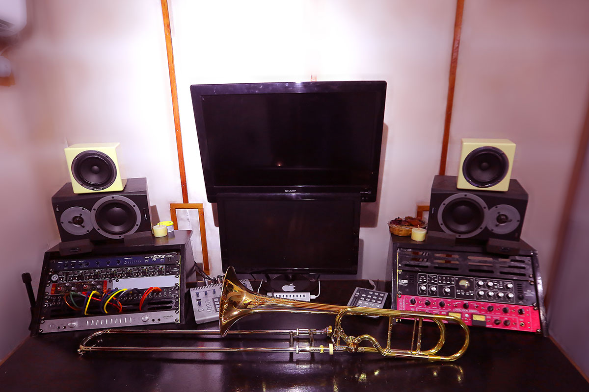 slide-records.studio-desk.jpg